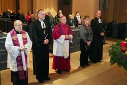 Den Gottesdienst gestalteten gemeinsam (von links nach rechts): Pfarrer Ludger Brock (kath. Pfarrei St. Peter Wildeshausen), Bischof Thomas Adomeit, Weihbischof Wilfried Theising, Lektorin Silke Frede und Pfarrer Lars Löwensen (Ev.-luth. Kirchengemeinde Wildeshausen). Alle Fotos: ELKiO/D.-M. Grötzsch